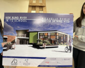 Deux élèves de l’École publique des Pins Blancs présentent le concept de l’école mixte dont les travaux de construction débuteront prochainement.  &mdash; Photo : Courtoisie