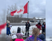 Ayden Descôteaux tient fièrement le drapeau pendant la cérémonie. Son arrière-grand-père, Aimé Labelle, était vétéran. &mdash; Photo : Esmée Bigras