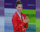 La médaillée d'or d'été McIntosh du Canada pose avec sa médaille après avoir remporté la finale de médaille individuelle féminine de 400 mètres durant les Jeux du Commonwealth. &mdash; Photo : Shutterstock