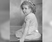 Marjorie West quand elle était petite avant qu'elle ait disparu.  &mdash; By Narratively - CC BY-SA 4.0