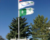  Levée du drapeau franco-ontarien en 2015 à Greenstone.  &mdash; Photo : Page facebook de l'AFNOO