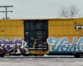 Plusieurs graffitis recouvrent les wagons de train de Hearst.  &mdash; Photo : Jasmine Miller