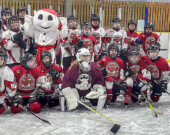 Le Bonhomme Carnaval et les équipes U13 et U15 des Verner Bulls au Carnaval de Field. &mdash; Photo : Courtoisie