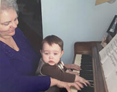 Une photo de Leila Frost quand elle était bébé avec sa grand-mère &mdash; Photo : Courtoisie