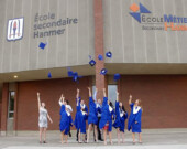 De jeunes étudiantes de l’École secondaire Hanmer.  &mdash; Photo : Page facebook de l’École secondaire Hanmer