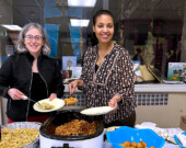 À gauche, Mme Mireille Ménard, conseillère pédagogique au Conseil scolaire du Grand Nord et Mme Marie Ntaganda présidente et cofondatrice de Inzira y'Urumuri/Le chemin de la lumière. &mdash; Photo : Courtoisie