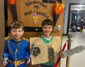 Les deux petits chevaliers honorés de recevoir leurs épées &mdash; Photo : Courtoisie