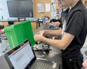 Les élèves en plein travail dans le laboratoire de technologie de l'école &mdash; Photo : Courtoisie