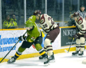 Un ancien match du du Battalion de North Bay dont l’uniforme est en vert, jaune, noir et blanc &mdash; Photo : Éric Boutilier