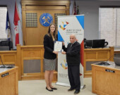 Le président et directeur général de Science Timmins Antoine Garwah recevant sa reconnaissance des mains de la mairesse Michelle Boileau. &mdash; Photo : Courtoisie 