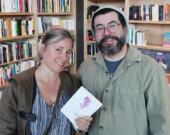 La collaboratrice spéciale du Voyageur, Diane Labelle, avec l’auteur Marc-André Charron. 
 &mdash; Photo : Mehdi Mehenni
