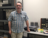 Robert Richard devant la station audio de la salle de numérisation audiovisuelle, à l’Université de Moncton.  &mdash; Photo : Centre d’études acadiennes Anselme-Chiasson