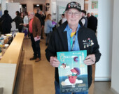 Jean Paul Grenon, super bénévole au Salon du livre du Grand Sudbury.
 &mdash; Photo : Mehdi Mehenni 