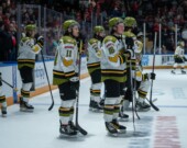 Le Battalion de North Bay en fin de match.  &mdash; Photo : Courtoisie