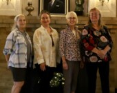 Les membres du conseil d’administration de TOPHAT, dans le hall d’entrée du Musée de l’histoire du Nord avec la peinture de Sir Harry Oakes. De gauche à droite: Ann Black (Présidente), Kim Skjonsby, Martha McSherry et Bev McChesney-Rumble.  &mdash; Photo: Isabella Skjonsby