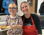 Mme Mireille Miron, directrice de l’école St-Paul avec un élève &mdash; Photo: École St-Paul