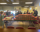 Ligne d'assemblage pour les boîtes à chaussures à l’Église baptiste Emanuel  