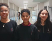 Damyen Laroulette et ses amies marchons dans le couloir  