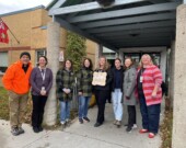 Des membres de la communauté scolaire de La Renaissance remettent une plaque en guise de reconnaissance à des représentants de l’hôpital régional d’Espanola
 &mdash; Photo: École secondaire catholique La Renaissance 