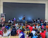 Les élèves de la 6e année performent une chanson à répondre en compagnie de l’auteur-compositeur-interprète, Angelo Paquette &mdash; Photo : École Notre-Dame-du-Sault 