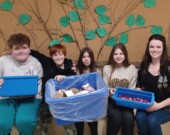Des membres du club écologique avec Mme Sophie Lachance (à la droite)
 &mdash; Photo: École St-Charles Borromée 
