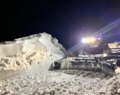 La neige est fabriquée au centre de ski Kiwissa durant la nuit. &mdash; Photo : Aspen Law