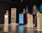 Le modérateur, Markus Schwabe, animateur de CBC radio, au centre, est flanqué de gauche à droite par la cheffe libérale Bonnie Crombie, de la cheffe du NPD, Marit Stiles, du premier ministre sortant Doug Ford et du chef du Parti vert, Mike Schreiner. &mdash; Photo : Julien Cayouette – Francopresse