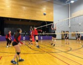 L’équipe senior de Nipissing Ouest contre L’équipe junior d’Odyssée.  