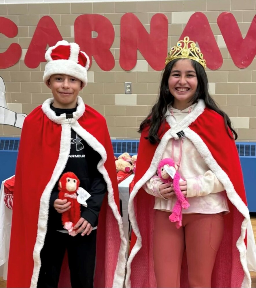  Deux élèves sont couronnés Prince et Princesse par le Bonhomme Carnaval. 

 — Photo : École St-Dominique