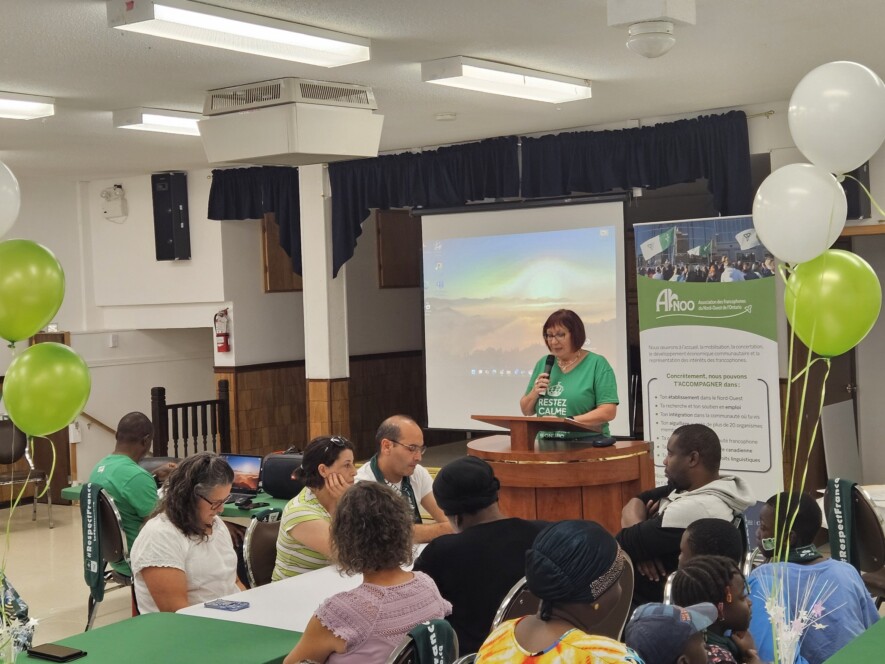  Claudette Gleeson lors de la cérémonie de distribution de drapeaux et de motifs pour les plaques d’immatriculation de voitures, le 16 septembre 2023, à Greenstone. 
 — Photo : Courtoisie 