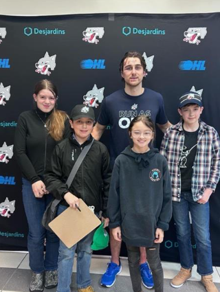Alex Pharand en compagnie des jeunes journalistes, Joséanne Legault, Sédrick Larocque, Dania Descôteaux et Vincent Bigras.