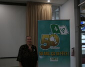Joanne Gervais devant la nouvelle bannière de l’ACFO. &mdash;  Photo : Mehdi Mehenni
