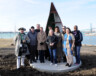 De gauche à droite : Le crieur Daniel Richer, les invités et les dirigeants de l’ACFO WECK devant le monument. 
 — Photo : Tom Sobocan 