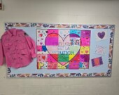 Un babillard inspirant avec la chemise rose signée par les élèves. &mdash; Photo : École Notre-Dame de la Merci