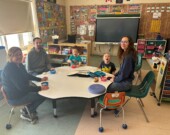 Les élèves ont accueilli des membres de leur famille en salle de classe lors d’un dîner en commun. &mdash; Photo : École Saint Nom de Jésus