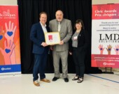 Denis Gauthier recevant le prix des mains du maire Paul Lefebvre, en pré-
sence de la conseillère Pauline Fortin. &mdash; Photo : Venant Nshimyumurwa