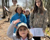 Des élèves explorent la biodiversité dans la forêt près de l’école.
 &mdash; Photo : École St-Antoine