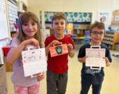 Trois élèves avec leurs cartes confectionnées à la main pour les paramédicaux du Grand Sudbury. &mdash; Photo : École St-Joseph Hanmer