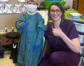 Un élève avec Mme Natalie Venne, technicienne en soins vétérinaires. &mdash; Photo : École St-Paul