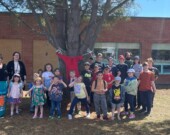 Légende : Les élèves et membres du personnel ont souligné la Journée de la robe rouge. &mdash; Photo : École Sainte-Anne