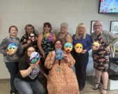 Tina Bouffard (au centre) et les participants à l'atelier «Peignez votre propre masque», qui s'est tenu au Centre Alliance le mardi 6 mai, dans le cadre des activités de la Semaine de la santé mentale. Les participants devaient peindre leur «visage public» à l'extérieur du masque et leur « visage réel » à l'intérieur du masque afin d'illustrer le fait que nous portons souvent un masque lorsque nous interagissons avec les autres.  &mdash; Photo : Christian Gammon-Roy