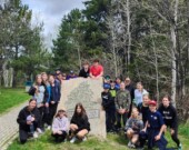 Les élèves de 7e et 8e année en randonnée sur le sentier de
réhabilitation Jane Goodall à Sudbury. &mdash; Photo : École Ste-Thérèse