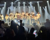 Un membre de l’Intégration communautaire, Marc, est monté sur la scène pour danser
avec un choriste. &mdash; Photo : Renée-Pier Fontaine