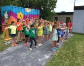 Les enfants en train de chanter l’ouverture de leur classe extérieure.  