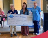 Les profits du tournoi ont servi à remettre 3 000 $ au Carrefour francophone de Sudbury pour le nouveau programme des Petits Chanteurs du Nord. De gauche à droite : Claire-Lucie Brunet, présidente du comité de golf, Vanessa Fredette, représentante du Carrefour francophone et Jacqueline Gauthier, présidente du Club Richelieu Féminin de Sudbury. &mdash; Photo: Courtoisie 