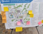 Les participants apposaient leurs commentaires sur une carte. &mdash; Photo : Donald Dennie