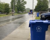 GFL Environmental a livré de nouveaux bacs de recyclage aux ménages qui
bénéficient du ramassage des matières recyclables au Nipissing Ouest, car la
compagnie prendra en charge le service le 2 juillet, au nom de la province. &mdash; Crédit photo : Erick Dubois
