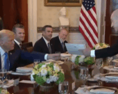 Le premier ministre israélien, Benjamin Netanyahu, remettant au président américain, Donald Trump, le dossier de sa nomination pour le Prix nobel de la paix. &mdash; Photo : Capture image.