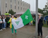 Serge Miville, recteur et Vice-chancelier de l’Université de Sudbury, et Joanne Gervais, directrice générale de l’ACFO du grand Sudbury, lors de la cérémonie de lever du drapeau du 25 septembre 2024, au pied du bâtiment de l’UdeS. &mdash; Photo : Mehdi Mehenni
