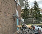 La chute du poteau électrique a occasionné des dégâts à plusieurs niveaux.  